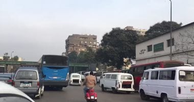 النشرة المرورية.. كثافات مرتفعة للسيارات بمحاور القاهرة والجيزة