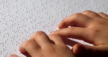 مداهمة مكتبة بدون ترخيص.. الأمن يضبط مصاحف “برايل” مطبوعة بالمخالفة للقانون