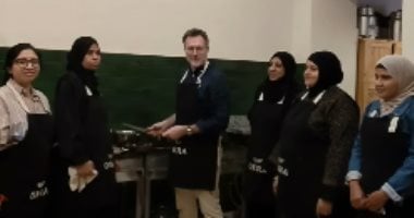 سفير كندا فى مصر يشارك فى إعداد الإفطار بأول يوم رمضان.. فيديو
