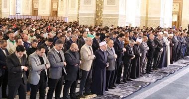 4 وزراء يؤدون صلاة الجمعة الأولى من رمضان بمسجد مصر الكبير بالعاصمة