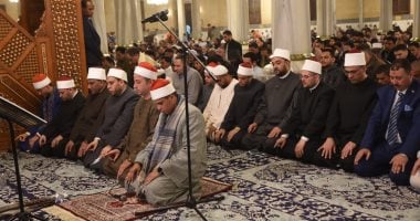 مسجد الإمام الحسين يشهد ثانى ليالى التراويح فى أجواء إيمانية مهيبة