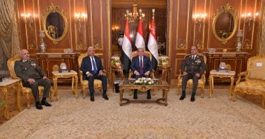 الرئيس السيسى يتناول الإفطار مع قادة القوات المسلحة ويؤكد: قوة هذا الوطن في تلاحم مؤسساته