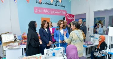 وزيرة التنمية المحلية والبيئة توزع هدايا عينية على محاربات السرطان بالشيخ زايد.. صور