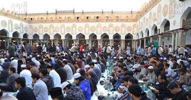 وكيل الأزهر يشارك الوافدين مائدة الإفطار ويتابع انتظامها بصحن الجامع.. صور