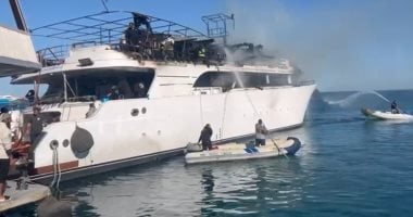 السيطرة على حريق بمركب سياحي يرسو على شاطئ أحد الفنادق بالغردقة دون إصابات