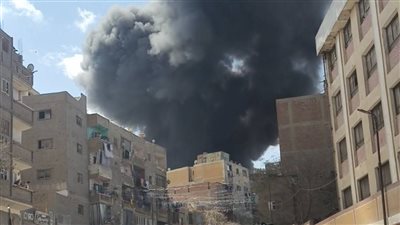 النيران كلت منزلين.. الحريق المفاجئ لمصنع الكراسي بالدويقة