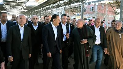 رئيس الوزراء يتفقد فرع منفذ “كاري أون” بمصر الجديدة
