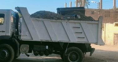 رفع أكثر من 300 طن مخلفات داخل حرم القطار القديم بالإسكندرية
