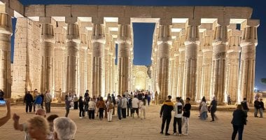 كأنك معاهم.. رحلة سياحية مسائية للسياح فى طريق الكباش ومعبد الأقصر.. فيديو