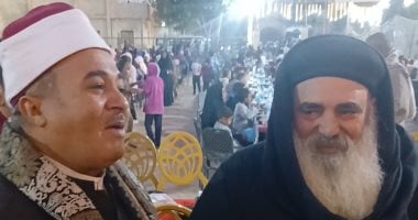 تجمعنا المحبة.. راعي كنيسة وشيخ يشاركان في إفطار «حياة كريمة» بقنا.. فيديو