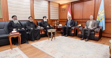 محافظ كفر الشيخ يناقش عددا من الملفات القانونية ويتلقى تهنئة من وفد الكنيسة