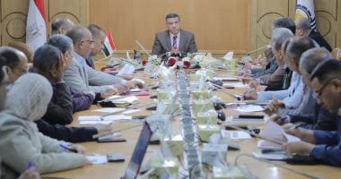 محافظ قنا: التركيز على مشروعات تحسين البيئة ورفع كفاءة الطرق وأعمال الإنارة