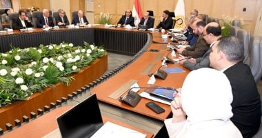 الحكومة تبحث تطوير منظومة التشغيل داخل قطاع صناعة الملابس