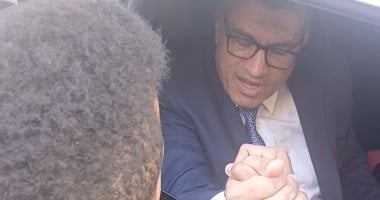 حاضر هنعمل مطبين.. محافظ قنا يستجيب لشاب استوقف سيارته
