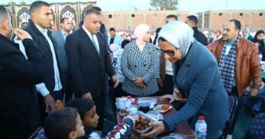 محافظ الوادى الجديد تشارك أهالى الشيخ والى مائدة الإفطار الرمضانى