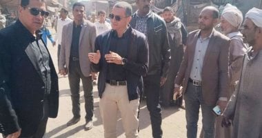 محافظ أسوان يتفقد حالة الانضباط فى شارع بورسعيد بمدينة كوم أمبو
