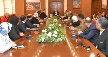 محافظ بورسعيد يلتقى رؤساء الأحياء ومدينة بورفؤاد ونوابهم الجدد