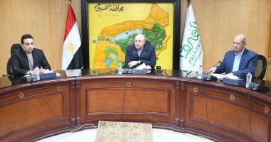 محافظ الفيوم يناقش تحديات المواقف والكهرباء بالمحافظة