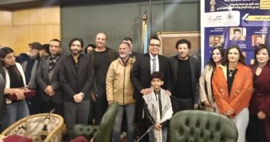 صورة تذكارية تجمع فريق عمل صحاب الأرض بنقابه الصحفيين