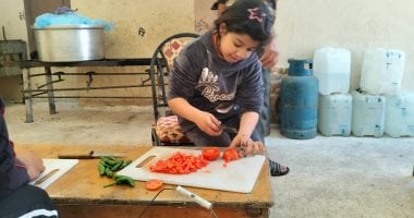 أصغر متطوعة فى مائدة الرحمن بالعريش.. الطفلة مكة تضرب مثالا مبكرا بعمل الخير