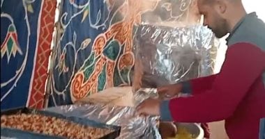 لحوم وكفتة وعصائر.. إعداد 2000 وجبة لإفطار جماعي بكفر الشيخ.. مباشر
