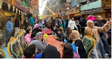 أجواء رمضانية ساحرة.. آلاف الأهالى يتجمعون للإفطار على مائدة واحدة فى إمبابة