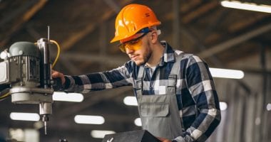 الحبس وغرامة تصل لـ100 ألف جنيه.. عقوبات رادعة لمخالفات تشغيل العمالة