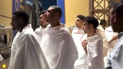 بعثة منتخب مصر تتوجه إلى مكة لأداء مناسك العمرة بعد الفوز على السعودية