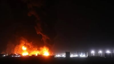 مطار الكويت الدولي.. اندلاع نيران في خزان وقود إثر استهدافه بمسيرات