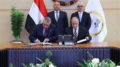 وزير النقل يشهد توقيعين بين شركة موانئ مصر البحرية والهيئة العامة للمنطقة الاقتصادية لقناة السويس