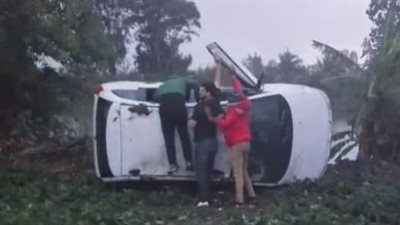 العناية الإلهية تنقذ أسرة من الغرق بعد انقلاب سيارة بطريق المنصورة – أجا بسبب الأمطار