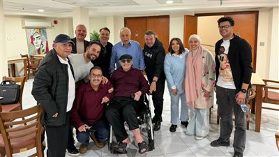 رفقة أشرف زكي.. وفد من نقابة المهن التمثيلية يزور محيي إسماعيل في دار كبار الفنانين
