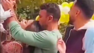 قبلة من رأسها وفيديو مع طفل رضيع.. حقيقة فيديو منتشر لـ أحمد العوضي ويارا السكري