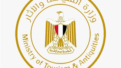 وزارة السياحة توضح ملابسات واقعة تسلق تابوت بالسيرابيوم في سقارة