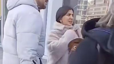 كتفها في كتفه.. زوجه سعد لمجرد تسانده في جلسة قضية الابتزاز بباريس