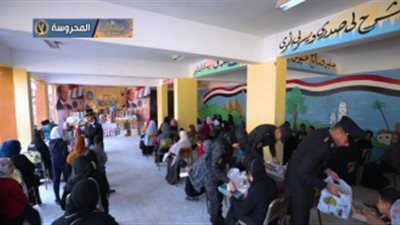 الداخلية تحتفل بعيد الفطر المبارك مع المواطنين وتوزع كحك وملابس العيد