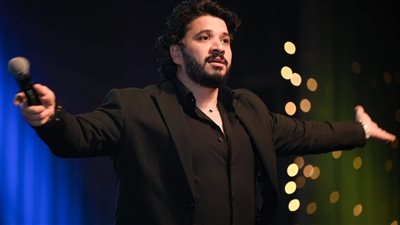 ليلة طربية مميزة.. مصطفى حجاج يتألق في حفل غنائي على مسرح البالون