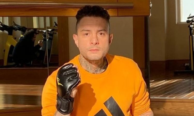 الفيشاوي يفاجئ الجمهور داخل السينما.. ويحتفل بعودة “سفاح التجمع” بطريقته الخاصة