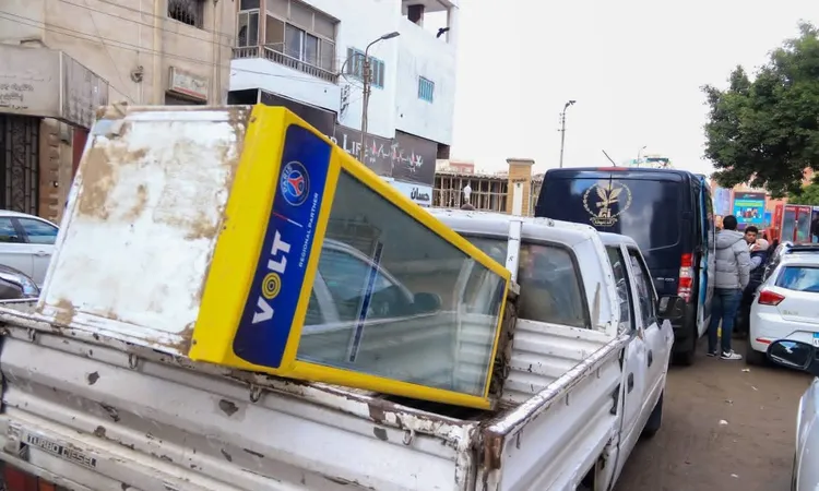 وسط العاصفة.. حملة كبرى تضرب الفوضى بالإسماعيلية وتعيد الشارع للمواطن | صور