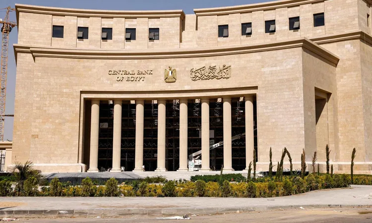 اقتصادي يتوقع تثبيت الفائدة في مصر رغم ضغوط التضخم بعد زيادة الوقود