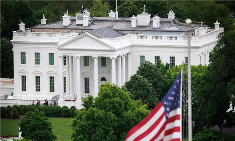 البيت الأبيض يثير التكهنات بفيديوهات غريبة.. هل إشارة إلى حدث قادم؟