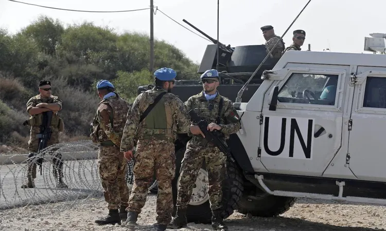 “اليونيفيل”: انفجارات تهز مقر الناقورة وإصابة مباشرة لمباني القاعدة الأممية جنوبي لبنان
