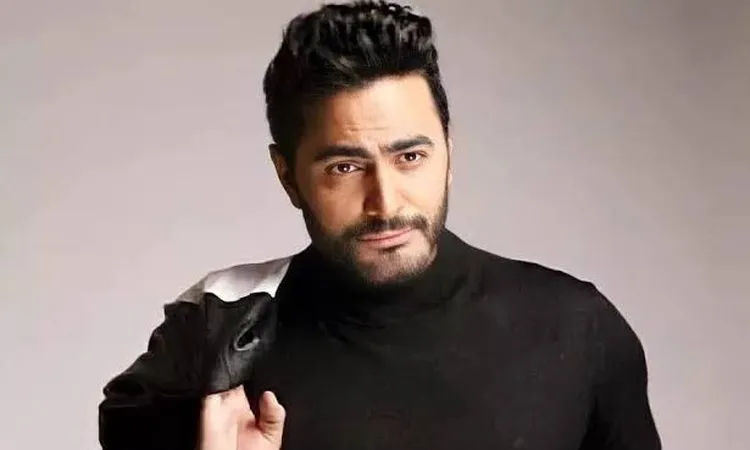 تامر حسني يقترح خطة لإنقاذ السينمات بعد قرار الإغلاق المبكر