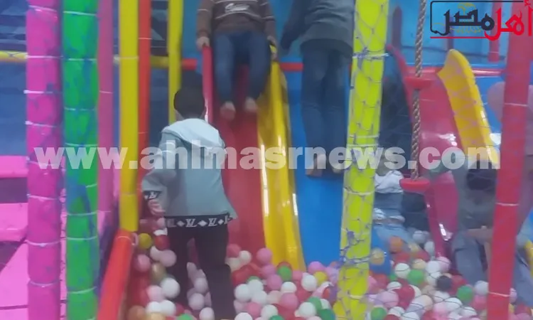 الكل فرحان.. إقبال كبير من الصغار على الألعاب بمراكز شباب كفر الشيخ