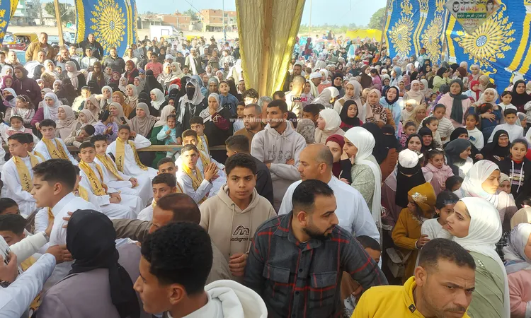 بالزي الأبيض ووشاح “حامل القرآن”.. تكريم حفظة كتاب الله في كفر صقر بالشرقية