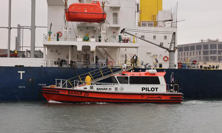 انتظام الملاحة بقناة السويس رغم سوء الأحوال الجوية وعبور 39 سفينة بحمولات 1.6 مليون طن