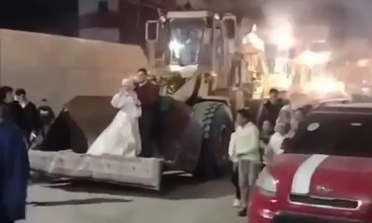 زفة على الطريقة “التقيلة”.. عريس بالفيوم يحتفل بزفافه وسط موكب من اللوادر