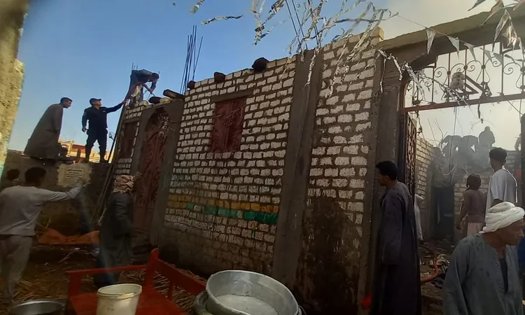 إصابة 5 اشخاص بحالة اختناق إثر نشوب حريق داخل منزل بقنا