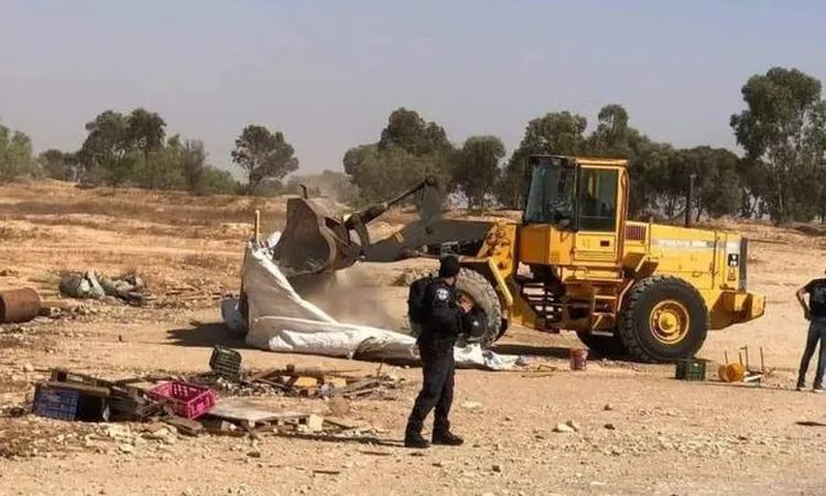 أعمدة الدخان تتصاعد إثر سقوط صاروخ قرب منطقة صناعية حيوية في النقب