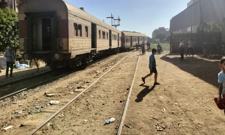 مصرع شخصين أسفل عجلات قطار المنوفية